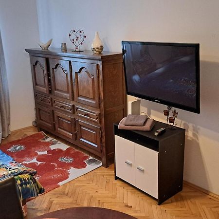 Lovely 1 Bedroom Apartment In City Centre, Sleeps 4 ! Турда Экстерьер фото