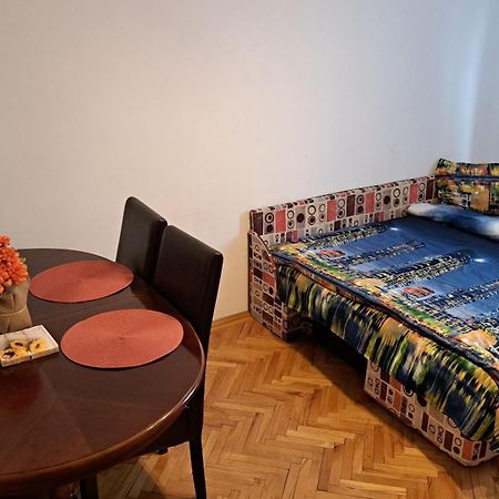 Lovely 1 Bedroom Apartment In City Centre, Sleeps 4 ! Турда Экстерьер фото