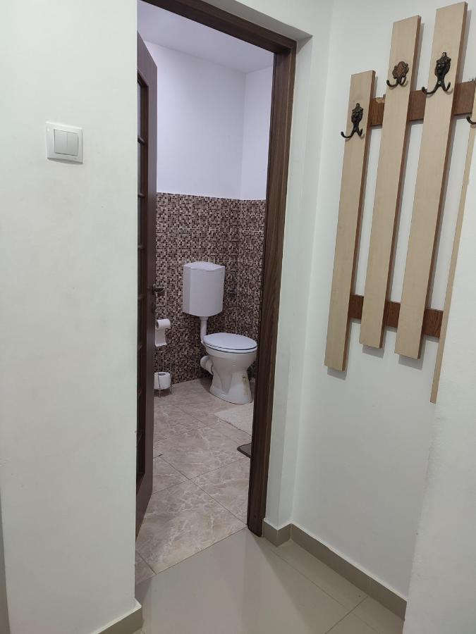 Lovely 1 Bedroom Apartment In City Centre, Sleeps 4 ! Турда Экстерьер фото