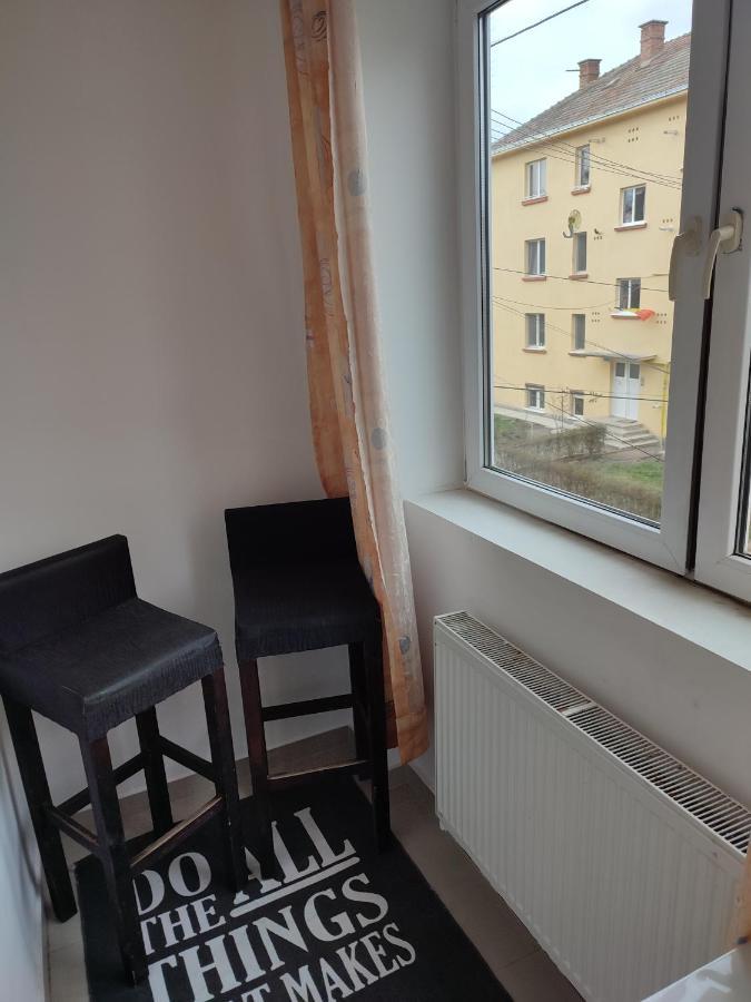 Lovely 1 Bedroom Apartment In City Centre, Sleeps 4 ! Турда Экстерьер фото
