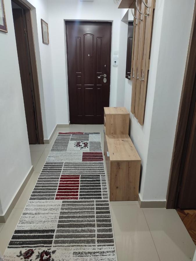 Lovely 1 Bedroom Apartment In City Centre, Sleeps 4 ! Турда Экстерьер фото