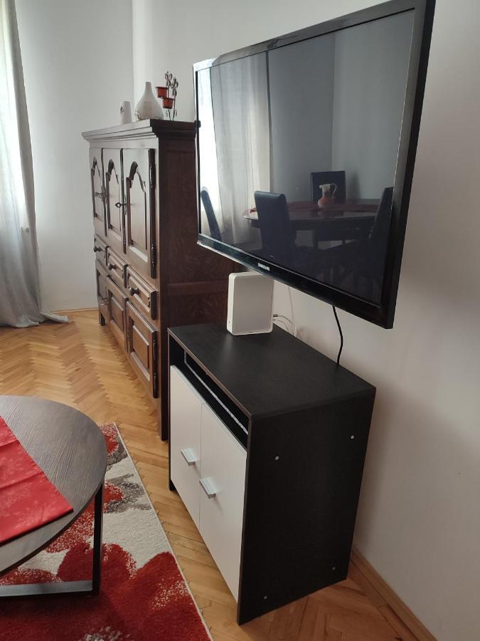 Lovely 1 Bedroom Apartment In City Centre, Sleeps 4 ! Турда Экстерьер фото