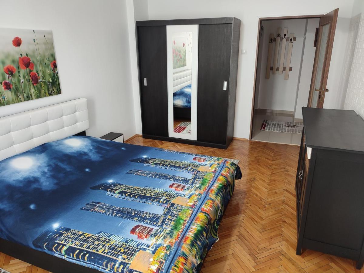 Lovely 1 Bedroom Apartment In City Centre, Sleeps 4 ! Турда Экстерьер фото