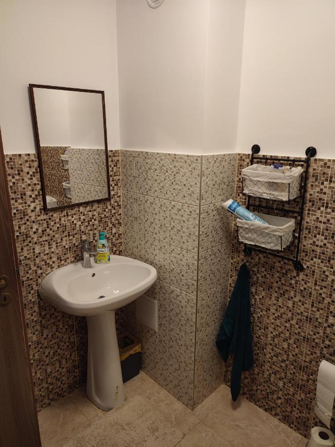 Lovely 1 Bedroom Apartment In City Centre, Sleeps 4 ! Турда Экстерьер фото