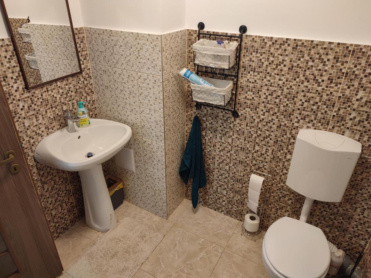 Lovely 1 Bedroom Apartment In City Centre, Sleeps 4 ! Турда Номер фото