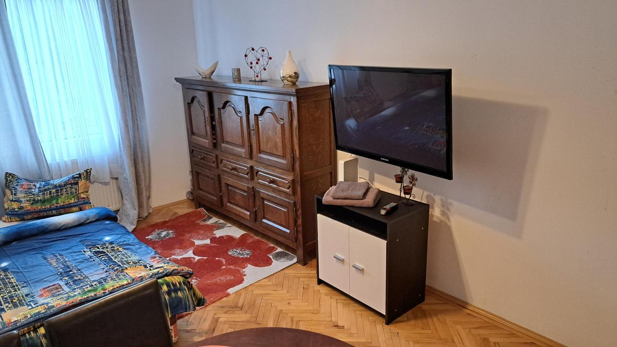 Lovely 1 Bedroom Apartment In City Centre, Sleeps 4 ! Турда Экстерьер фото