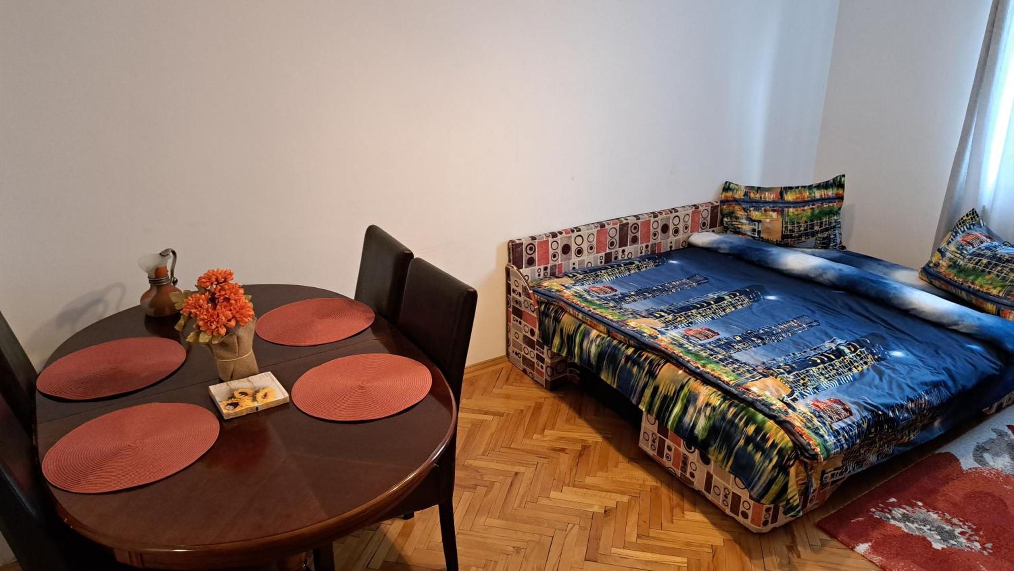 Lovely 1 Bedroom Apartment In City Centre, Sleeps 4 ! Турда Экстерьер фото